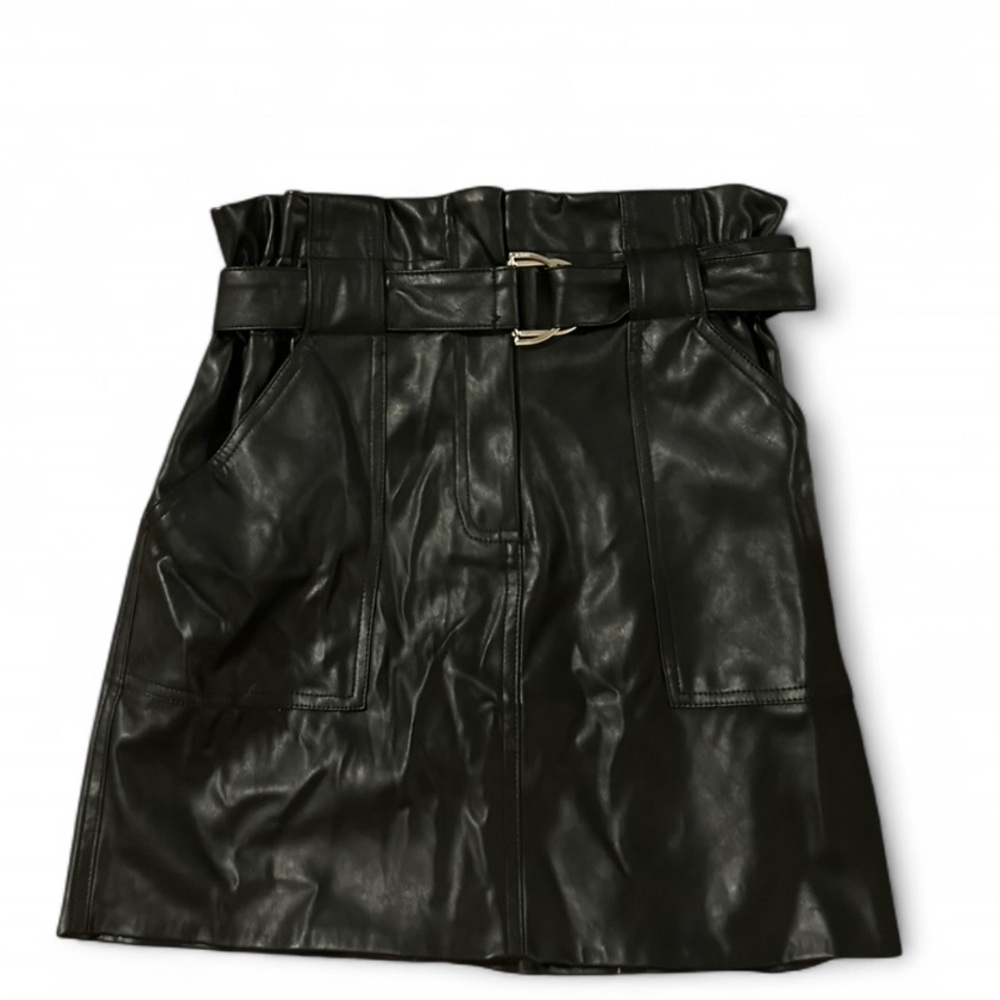 Black leather skirt🤍